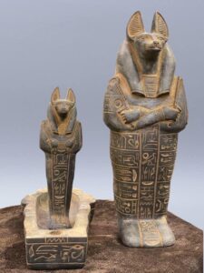 Hand-Carved Basalt Anubis Sarcophagus: Egyptian God Statue (40cm) - صورة إضافية 2