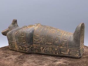 Hand-Carved Basalt Anubis Sarcophagus: Egyptian God Statue (40cm) - صورة إضافية 4