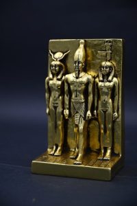 Menkaure Triad Statue – Egyptian Pharaoh, Goddess Hathor, Wife - Gold Leaf Stone - صورة إضافية 2