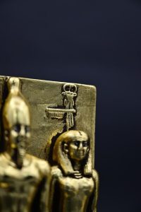 Menkaure Triad Statue – Egyptian Pharaoh, Goddess Hathor, Wife - Gold Leaf Stone - صورة إضافية 3
