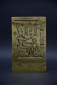 Menkaure Triad Statue – Egyptian Pharaoh, Goddess Hathor, Wife - Gold Leaf Stone - صورة إضافية 4