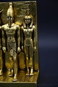 Menkaure Triad Statue – Egyptian Pharaoh, Goddess Hathor, Wife - Gold Leaf Stone - صورة إضافية 6