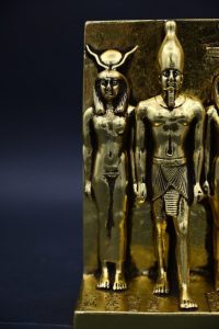 Menkaure Triad Statue – Egyptian Pharaoh, Goddess Hathor, Wife - Gold Leaf Stone - صورة إضافية 7