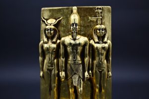 Menkaure Triad Statue – Egyptian Pharaoh, Goddess Hathor, Wife - Gold Leaf Stone - صورة إضافية 9